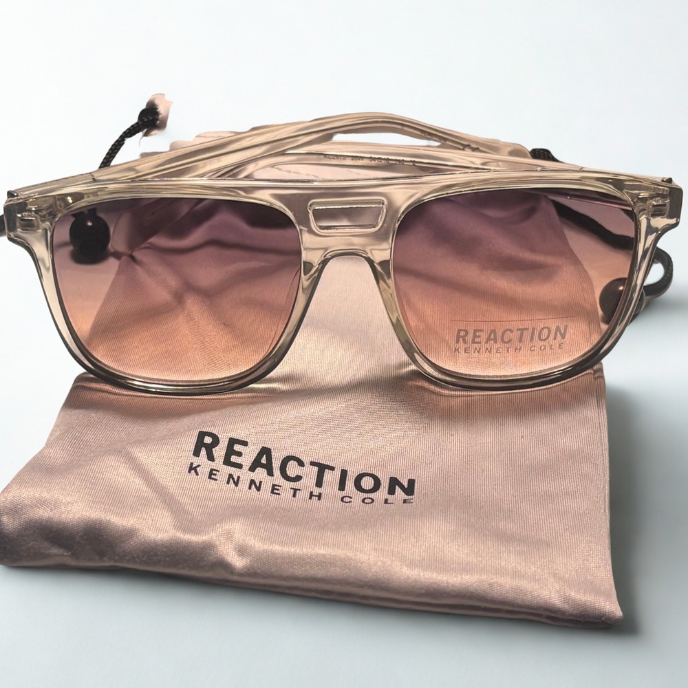 📌 Kenneth Cole Reaction Sunglasses – Clear Frame / Gradient Lens